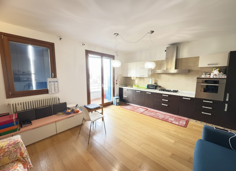 Proponiamo in locazione un elegante appartamento bilocale, situato al primo piano di una palazzin...