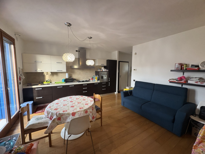 Proponiamo in locazione un elegante appartamento bilocale, situato al primo piano di una palazzin...