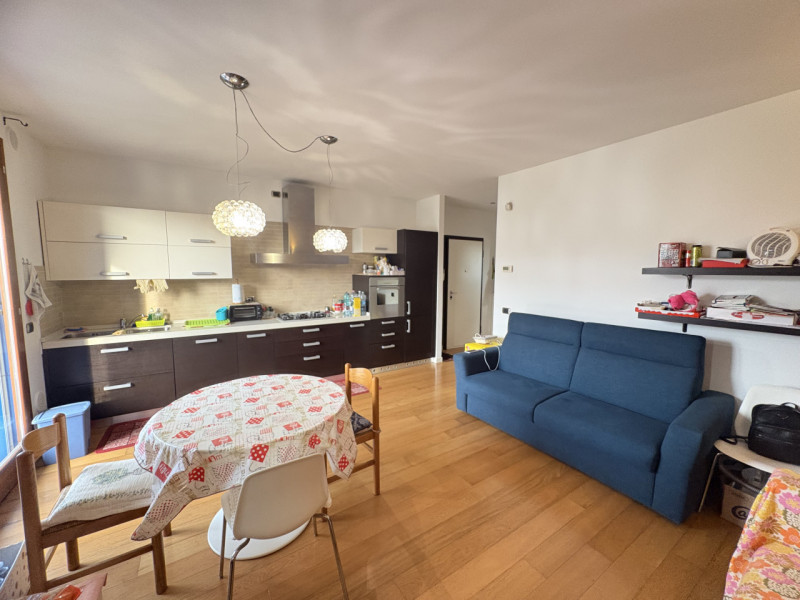 Proponiamo in locazione un elegante appartamento bilocale, situato al primo piano di una palazzin...