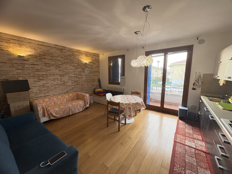 Proponiamo in locazione un elegante appartamento bilocale, situato al primo piano di una palazzin...