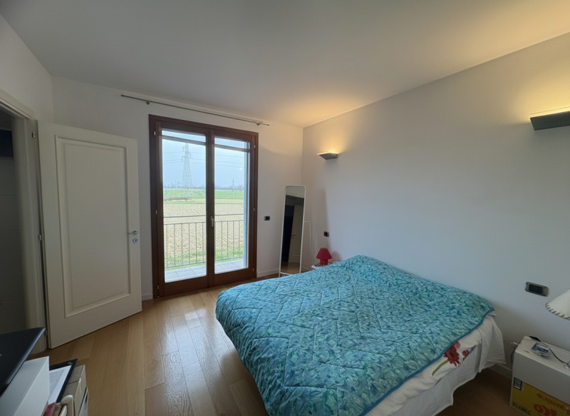 Proponiamo in locazione un elegante appartamento bilocale, situato al primo piano di una palazzin...