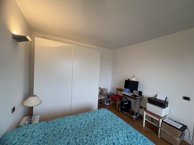 Proponiamo in locazione un elegante appartamento bilocale, situato al primo piano di una palazzin...