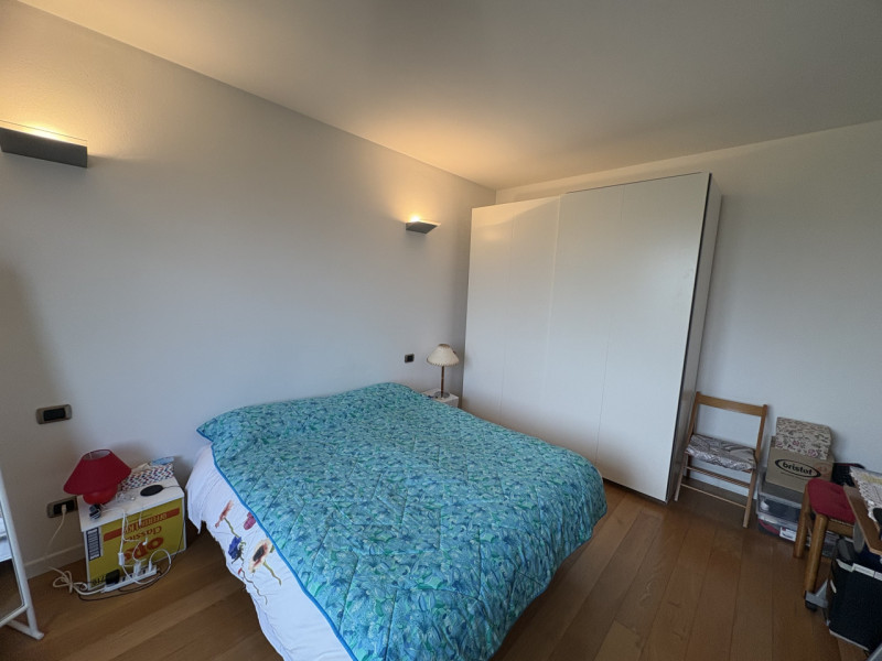 Proponiamo in locazione un elegante appartamento bilocale, situato al primo piano di una palazzin...