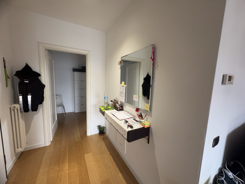 Proponiamo in locazione un elegante appartamento bilocale, situato al primo piano di una palazzin...