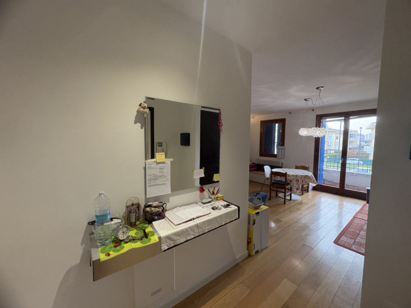 Proponiamo in locazione un elegante appartamento bilocale, situato al primo piano di una palazzin...