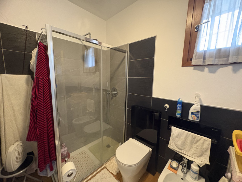 Proponiamo in locazione un elegante appartamento bilocale, situato al primo piano di una palazzin...