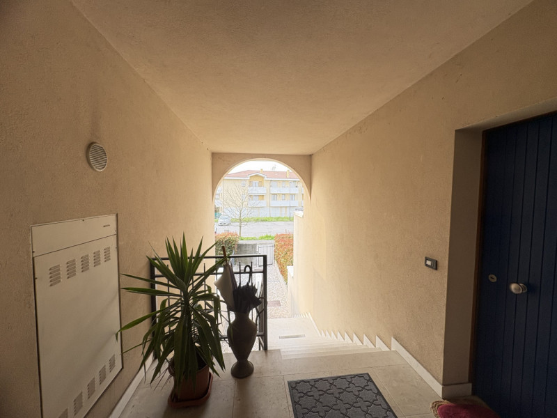 Proponiamo in locazione un elegante appartamento bilocale, situato al primo piano di una palazzin...