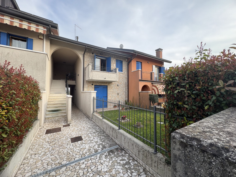 Proponiamo in locazione un elegante appartamento bilocale, situato al primo piano di una palazzin...