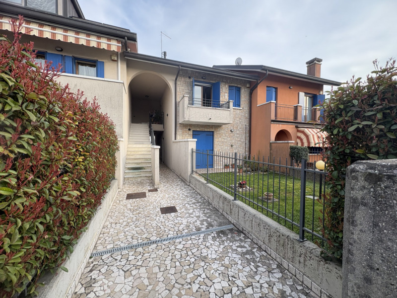 Proponiamo in locazione un elegante appartamento bilocale, situato al primo piano di una palazzin...