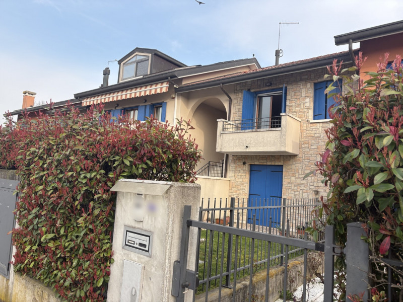 Proponiamo in locazione un elegante appartamento bilocale, situato al primo piano di una palazzin...