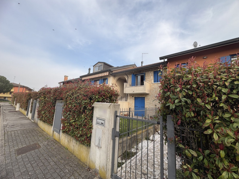 Proponiamo in locazione un elegante appartamento bilocale, situato al primo piano di una palazzin...