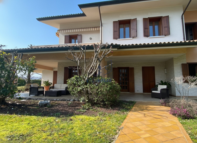 Mansue' - (Treviso)

Proponiamo in vendita villa immersa in un grande giardino curato nei minimi ...