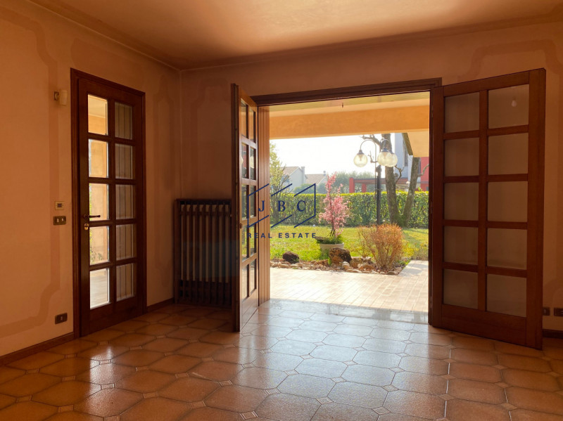 Mansue' - (Treviso)

Proponiamo in vendita villa immersa in un grande giardino curato nei minimi ...