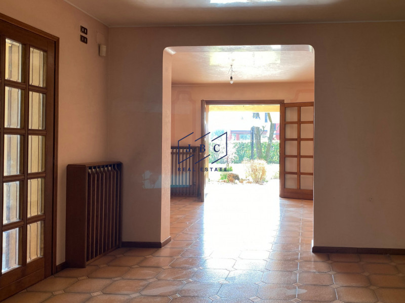 Mansue' - (Treviso)

Proponiamo in vendita villa immersa in un grande giardino curato nei minimi ...