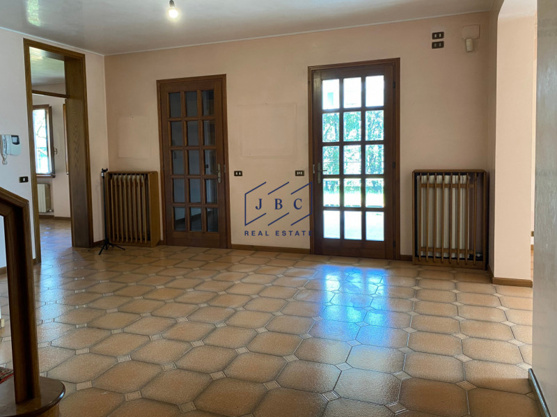 Mansue' - (Treviso)

Proponiamo in vendita villa immersa in un grande giardino curato nei minimi ...