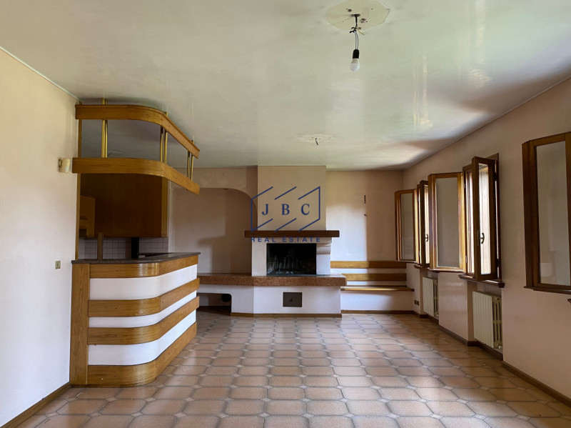 Mansue' - (Treviso)

Proponiamo in vendita villa immersa in un grande giardino curato nei minimi ...