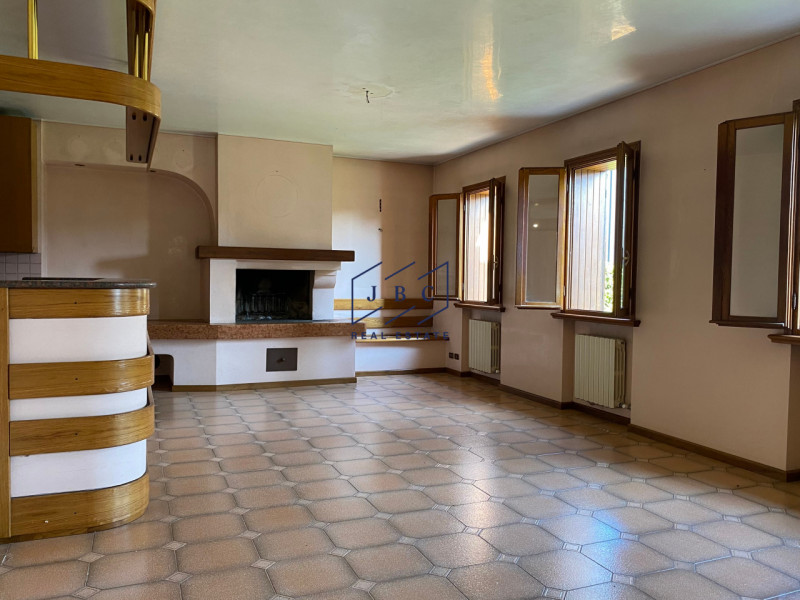 Mansue' - (Treviso)

Proponiamo in vendita villa immersa in un grande giardino curato nei minimi ...