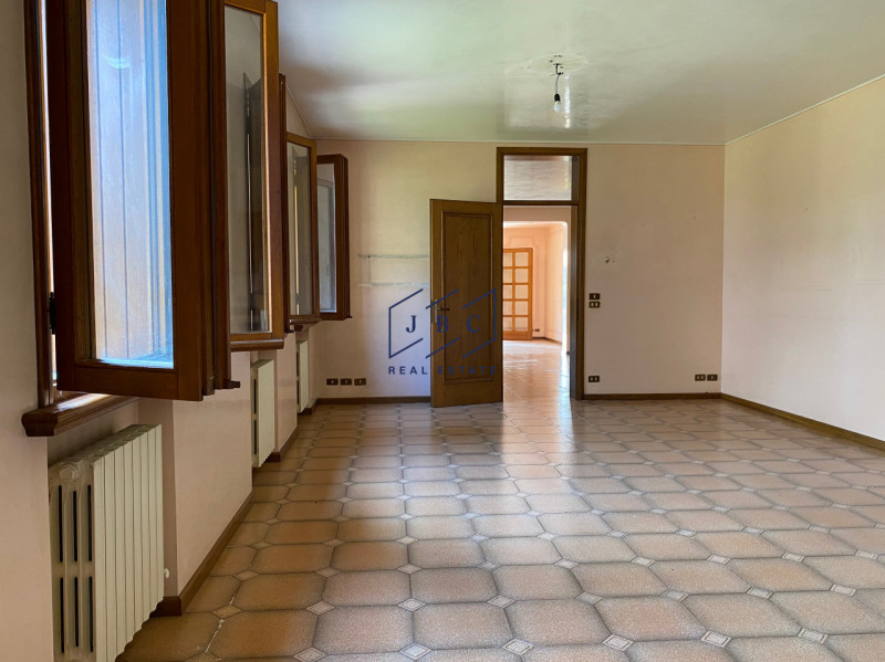 Mansue' - (Treviso)

Proponiamo in vendita villa immersa in un grande giardino curato nei minimi ...