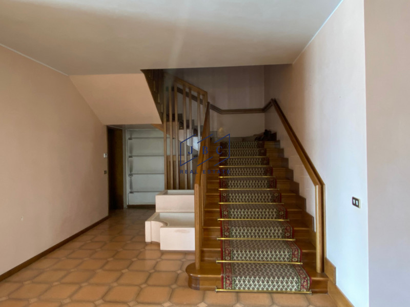 Mansue' - (Treviso)

Proponiamo in vendita villa immersa in un grande giardino curato nei minimi ...