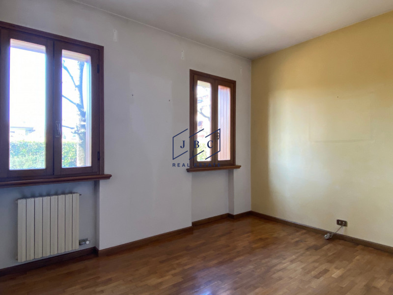 Mansue' - (Treviso)

Proponiamo in vendita villa immersa in un grande giardino curato nei minimi ...