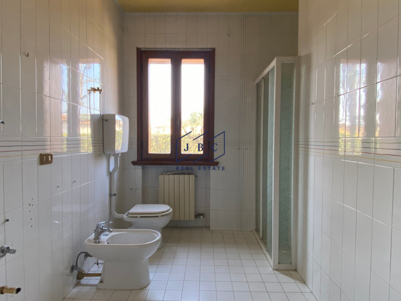 Mansue' - (Treviso)

Proponiamo in vendita villa immersa in un grande giardino curato nei minimi ...