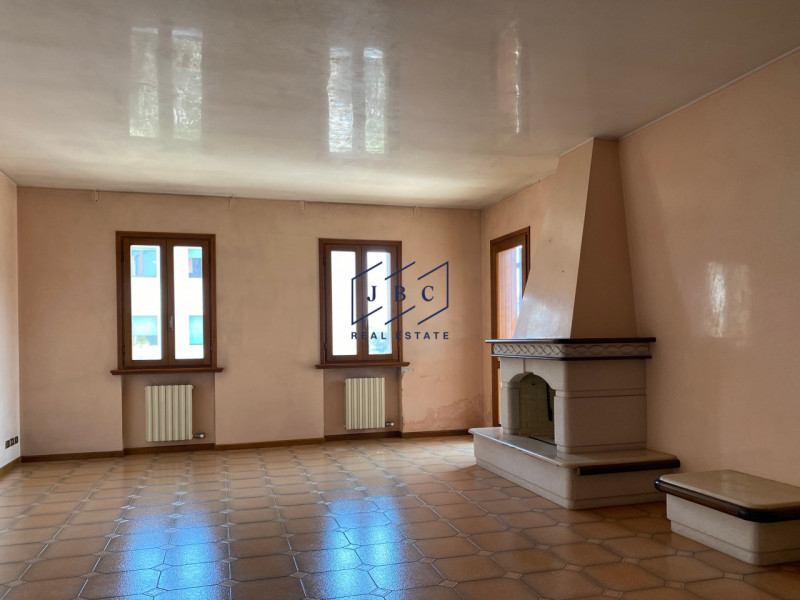 Mansue' - (Treviso)

Proponiamo in vendita villa immersa in un grande giardino curato nei minimi ...