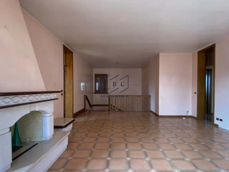 Mansue' - (Treviso)

Proponiamo in vendita villa immersa in un grande giardino curato nei minimi ...