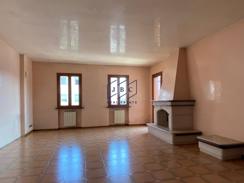 Mansue' - (Treviso)

Proponiamo in vendita villa immersa in un grande giardino curato nei minimi ...