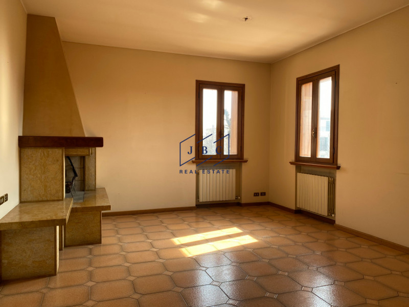 Mansue' - (Treviso)

Proponiamo in vendita villa immersa in un grande giardino curato nei minimi ...