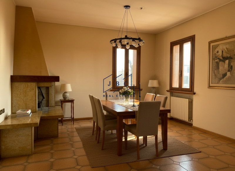 Mansue' - (Treviso)

Proponiamo in vendita villa immersa in un grande giardino curato nei minimi ...