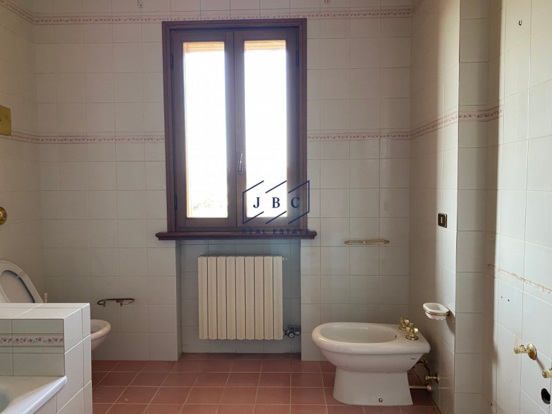 Mansue' - (Treviso)

Proponiamo in vendita villa immersa in un grande giardino curato nei minimi ...