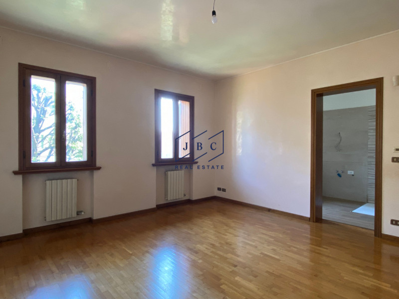 Mansue' - (Treviso)

Proponiamo in vendita villa immersa in un grande giardino curato nei minimi ...