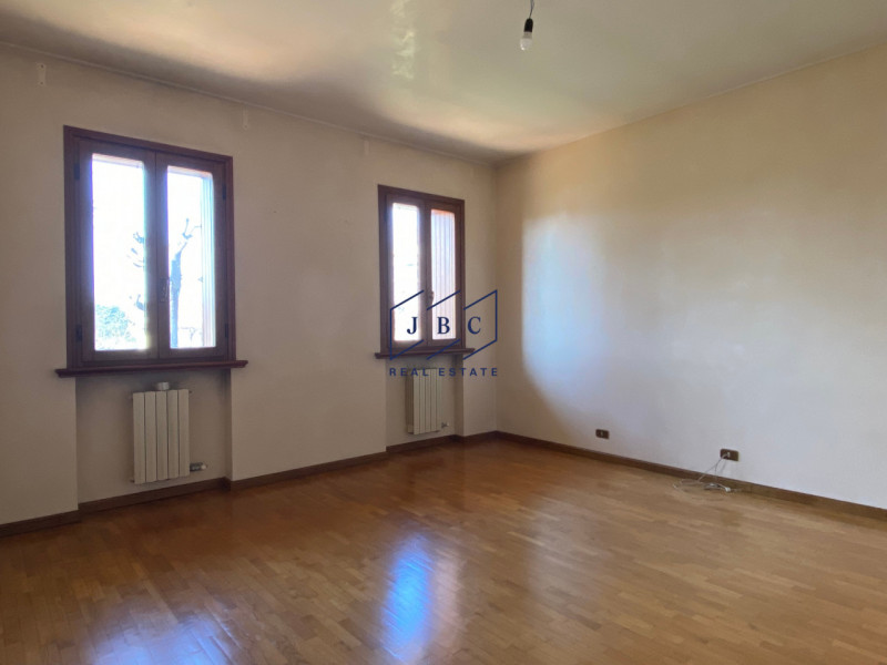 Mansue' - (Treviso)

Proponiamo in vendita villa immersa in un grande giardino curato nei minimi ...