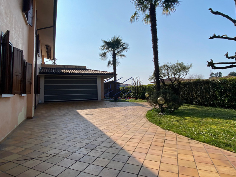 Mansue' - (Treviso)

Proponiamo in vendita villa immersa in un grande giardino curato nei minimi ...