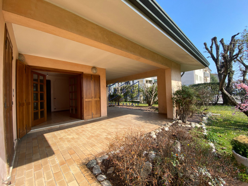 Mansue' - (Treviso)

Proponiamo in vendita villa immersa in un grande giardino curato nei minimi ...