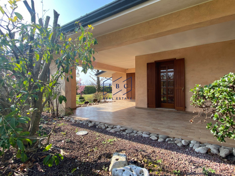 Mansue' - (Treviso)

Proponiamo in vendita villa immersa in un grande giardino curato nei minimi ...