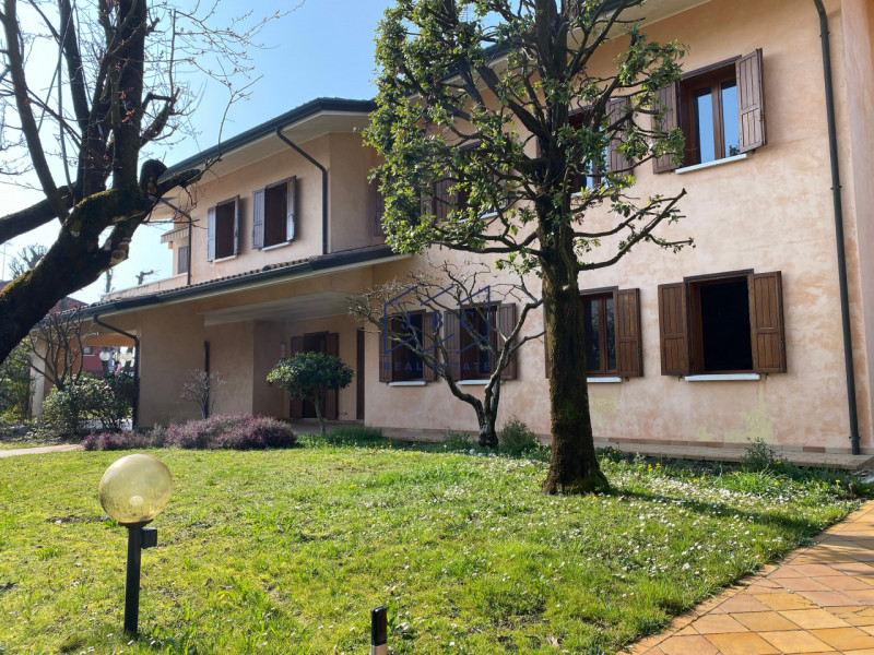 Mansue' - (Treviso)

Proponiamo in vendita villa immersa in un grande giardino curato nei minimi ...
