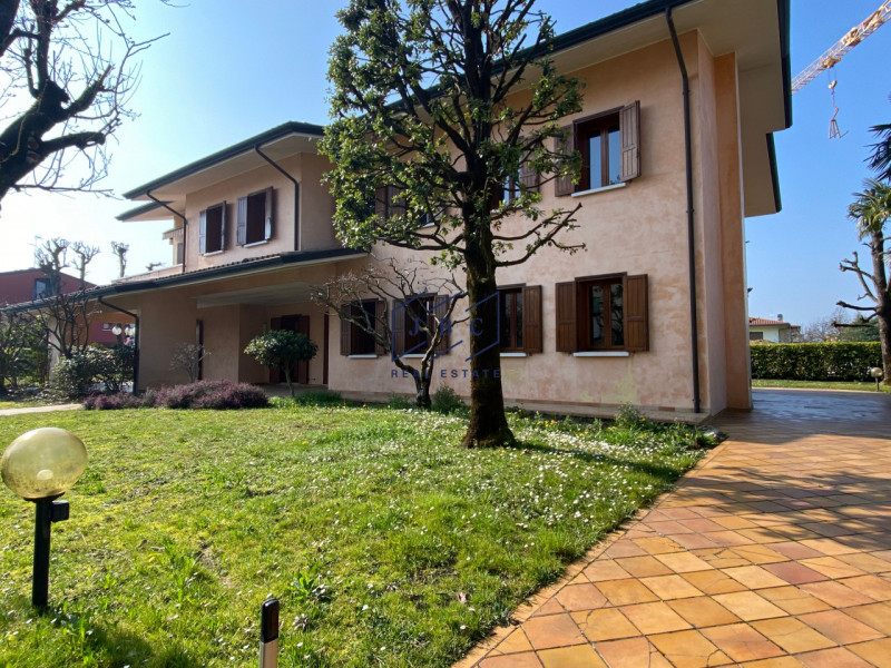 Mansue' - (Treviso)

Proponiamo in vendita villa immersa in un grande giardino curato nei minimi ...