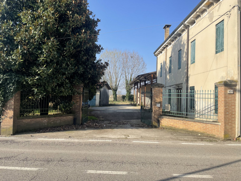 Scopri un'opportunità unica di possedere un incantevole rustico cascina nel cuore della zona di P...