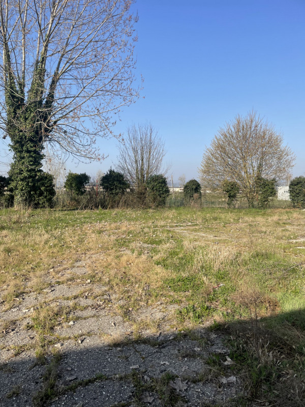 Scopri un'opportunità unica di possedere un incantevole rustico cascina nel cuore della zona di P...