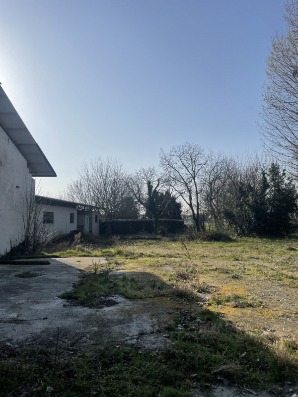 Scopri un'opportunità unica di possedere un incantevole rustico cascina nel cuore della zona di P...