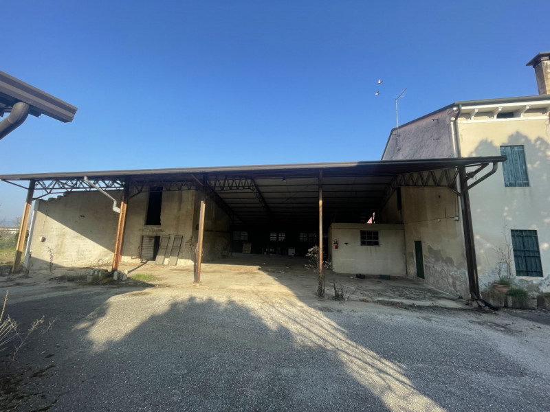 Scopri un'opportunità unica di possedere un incantevole rustico cascina nel cuore della zona di P...