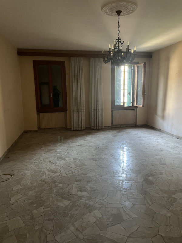 Scopri un'opportunità unica di possedere un incantevole rustico cascina nel cuore della zona di P...