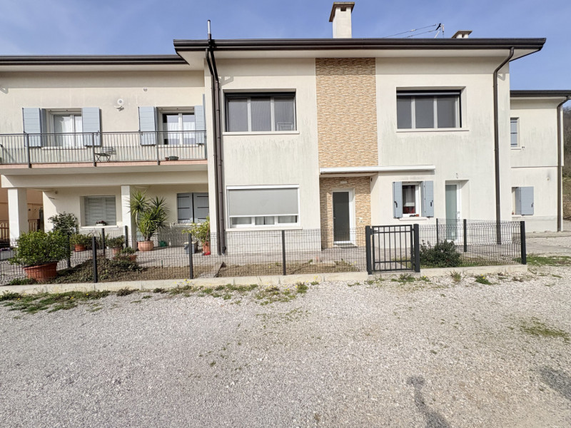 Scopri questo incantevole appartamento quadrilocale situato nel cuore di Cinto Euganeo, ristruttu...