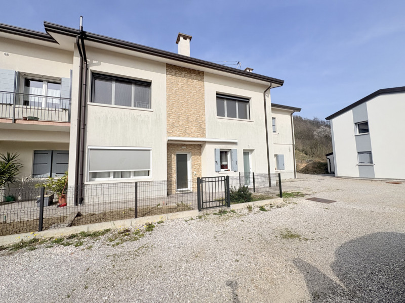 Scopri questo incantevole appartamento quadrilocale situato nel cuore di Cinto Euganeo, ristruttu...