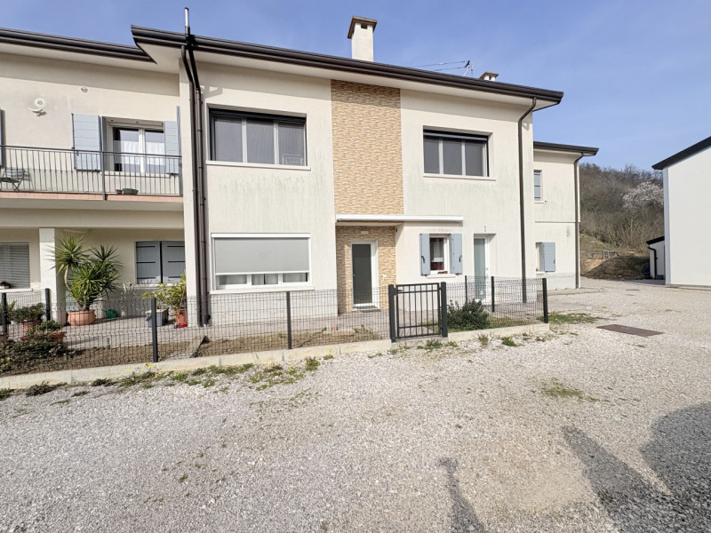 Scopri questo incantevole appartamento quadrilocale situato nel cuore di Cinto Euganeo, ristruttu...