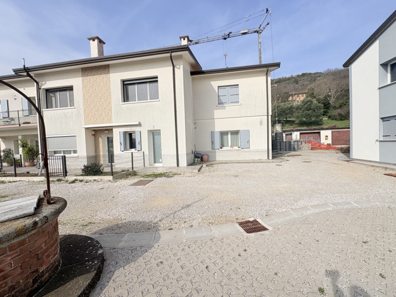 Scopri questo incantevole appartamento quadrilocale situato nel cuore di Cinto Euganeo, ristruttu...