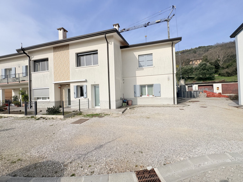 Scopri questo incantevole appartamento quadrilocale situato nel cuore di Cinto Euganeo, ristruttu...