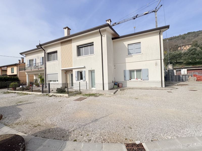 Scopri questo incantevole appartamento quadrilocale situato nel cuore di Cinto Euganeo, ristruttu...