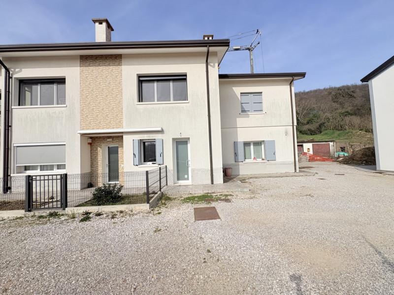 Scopri questo incantevole appartamento quadrilocale situato nel cuore di Cinto Euganeo, ristruttu...